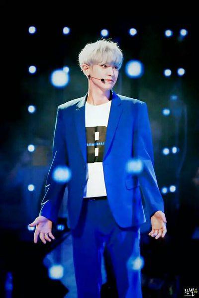 谁有朴灿烈白头发.蓝色衣服.衣服上面有花的图片.