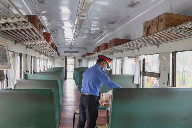 退役的"东风3332"列车车厢里开始飘出了阵阵火锅香.