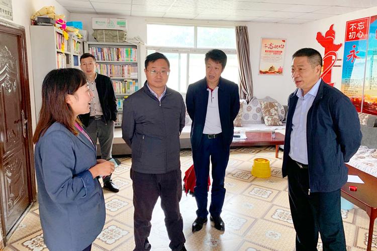 市工商联一行了解昭觉县特布洛乡吾口村脱贫攻坚工作情况.jpg
