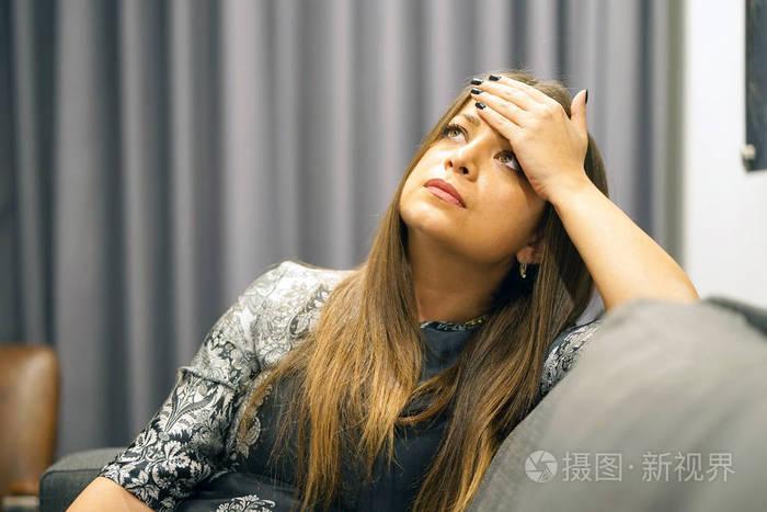 女孩头疼.女孩挤她的头