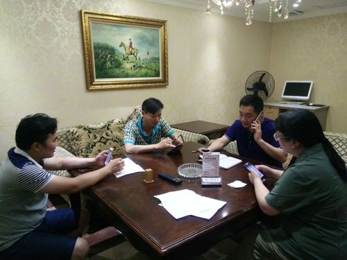 湘钢二中429班班主任刘泰老师和家长们就爱心活动事宜进行最后的敲定!