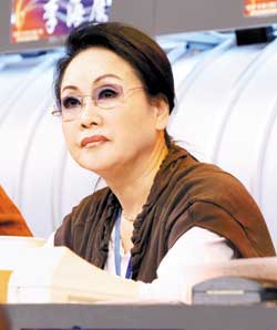 青歌赛质疑不断 李谷一:包装的也叫原生态?