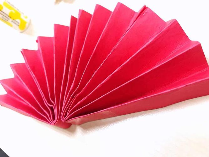 5, 取棍一根,加在两个粘好的折纸中间