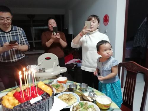 一次温馨的家庭生日聚会