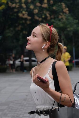 金发碧眼的外国美女,像从油画中走出来一样!