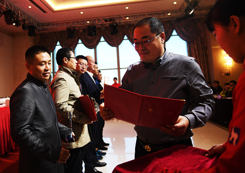 河北省拳击协会第二届委员会主席赵玉乔先生为副主席颁发证牌