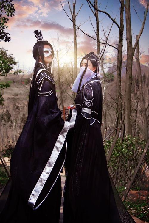 墨发,墨色锦袍,墨色朝阳靴,腰束墨色玉带.