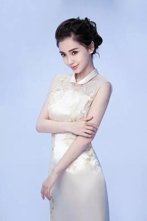 angelababy真敢穿,明明可以把旗袍穿得很清纯,却偏要穿得很野性