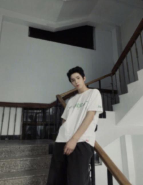 刘耀文黑发背头造型搭配白t出镜,在楼梯间也能演绎