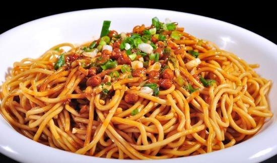 说道武汉美食,首先想到的就是热干面,武汉热干面与山西的刀削面