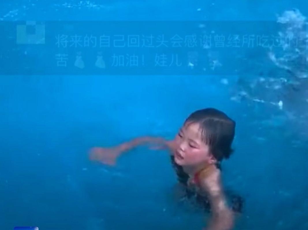 游泳馆里,一个五,六岁的小女孩在练跳水,她一路哭泣着从跳台下爬到