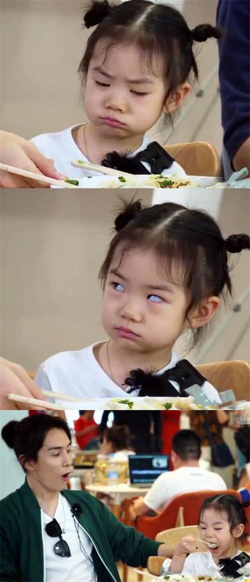 戚薇李承铉女儿lucky圈粉,可爱又搞怪,简直是天生喜剧