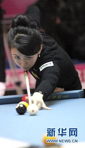 12月25日,潘晓婷在2010中国职业9球排名赛总决赛中击球.