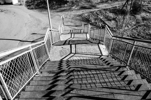 金属支架的楼梯