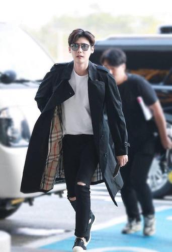 李钟硕随意穿穿,却被赞男友理想型穿搭,网友喊话等你退伍回来