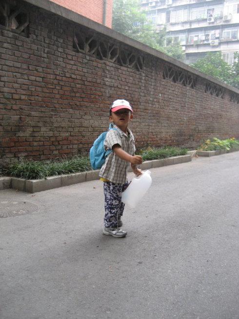 我怀疑这是他准备用瓶子接尿尿呢.