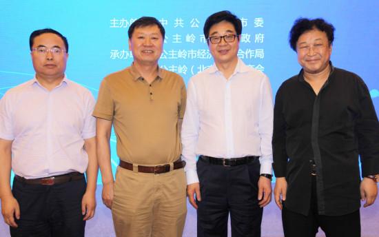 照片说明: 中共四平市委常委,公主岭市市委书记闫旭亲切会见葛坚