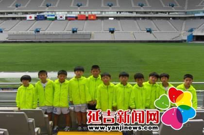 建工小学足球队在体育场内合影    教育局供图
