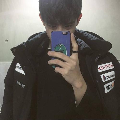 qq对镜自拍头像男生