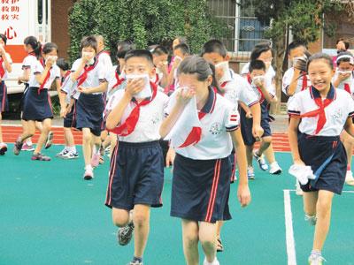 9月1日,沙板庄小学学生开展"防灾减灾,从我做起999校园安全行"避险