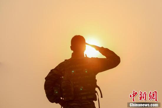 武警安顺支队的特战队员利用休息时间,在落日余晖中,记录了他们帅气的