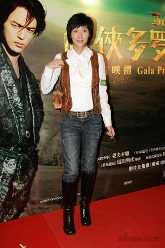 杨恭如亲身示范牛仔外套新年show出时尚味