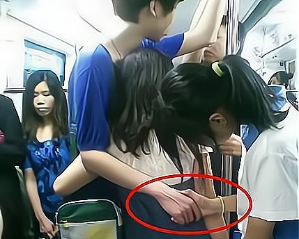 原创妹子真任性,穿这么薄的裙子坐公交车,身后的男生都脸红了