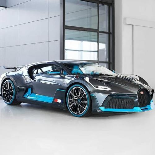 全新布加迪divo抵达新加坡,车主是马来西亚人,选了经典涂装