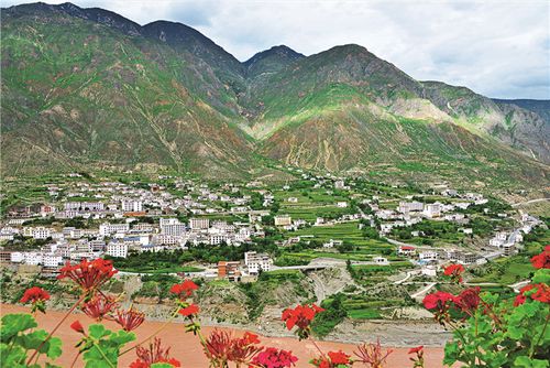 "西部太阳谷" 火热新时代——四川得荣县脱贫奔小康侧记