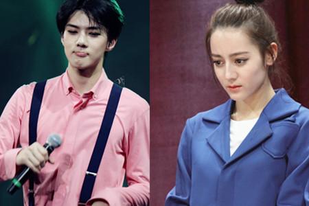 网传吴世勋评价迪丽热巴引关注 月牙少年机场素颜玩手机