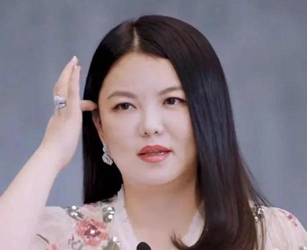 李湘近照胖出新高度,体态直逼杨天真,鸽子蛋钻戒依旧十分抢眼!