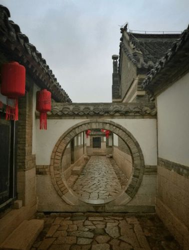 旧社会的土豪建的房子都叫庄园,收藏无数奇珍异宝,还有古董龙床