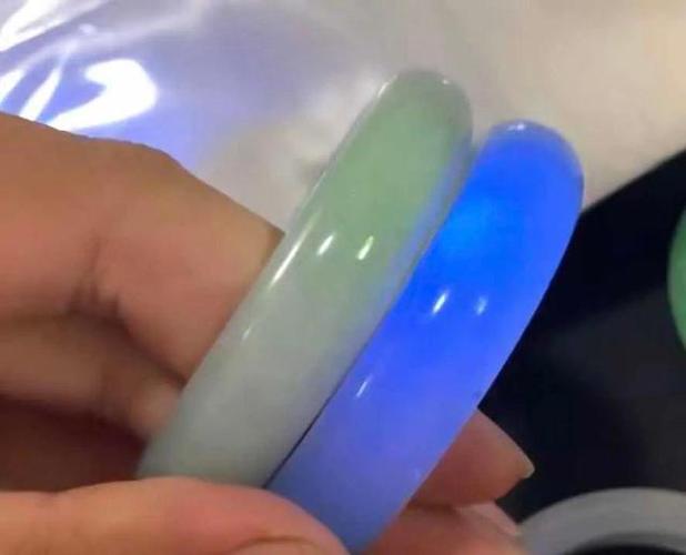 紫光灯下天然翡翠没有荧光反应,b货呈现出强烈的蓝白色荧光,如果还不
