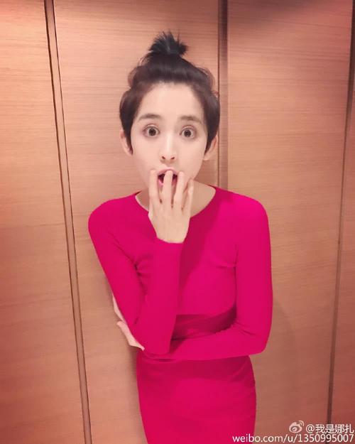 古力娜扎真是搞怪卖萌啊,一身红色还扎了个丸子头