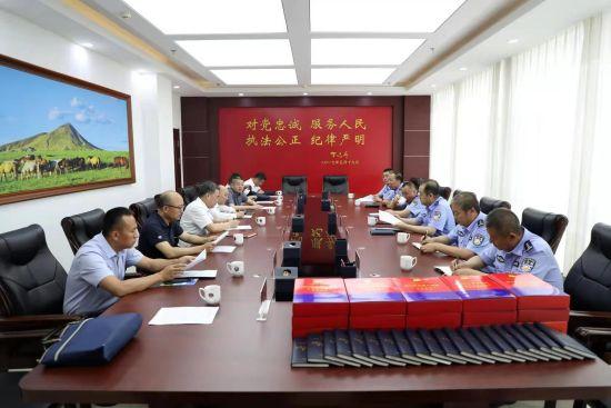乌拉特后旗旗委书记王银保深入旗公安局调研指导工作