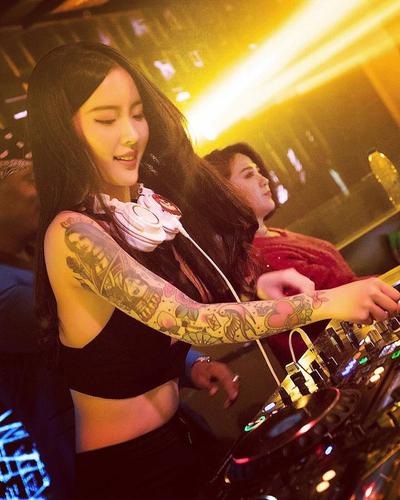 终于发现一位能与【亚洲最性感女dj】pk的女生了,太美了!