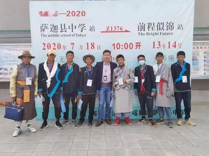 邢波作为徐汇援藏干部,担任萨迦县教育局副局长,萨迦县中学校长.