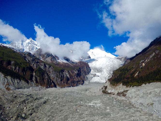 四川海螺沟冰川延伸的冰舌