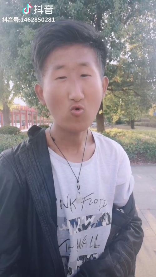 抖音"紧凑哥"走红,自称比吴亦凡帅.不知道你们怎么看