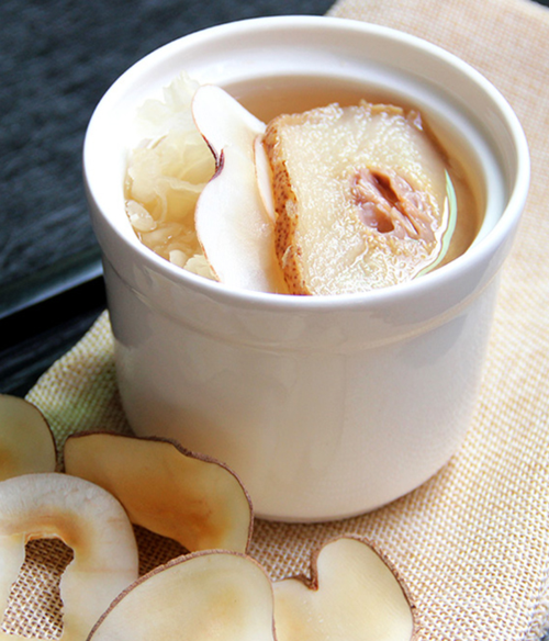 食养一方|甜甜的雪梨银耳炖海底椰,养颜又润肺.