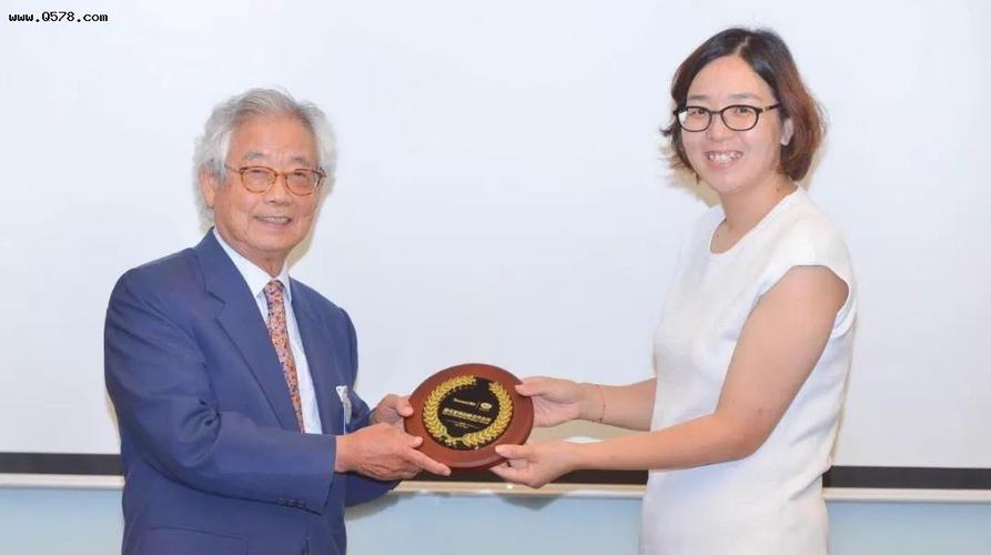 罗友礼(左)