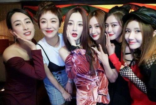 李小璐晒聚会图片,满屏蛇精脸,旁边马苏亮了