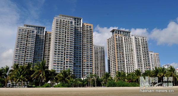 5月2日拍摄的三亚市三亚湾一处楼盘.