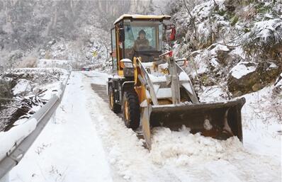 长阳90后夫妻俩开自家铲车 为村民除雪开路十公里