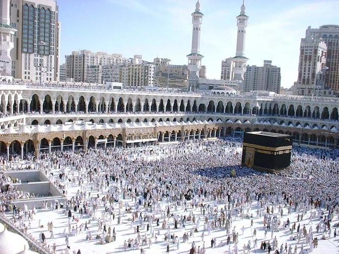 麦加大清真寺广场中央那个黑房子是干什么的?