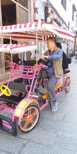 我们四人租了一辆四轮车,慢慢游玩.