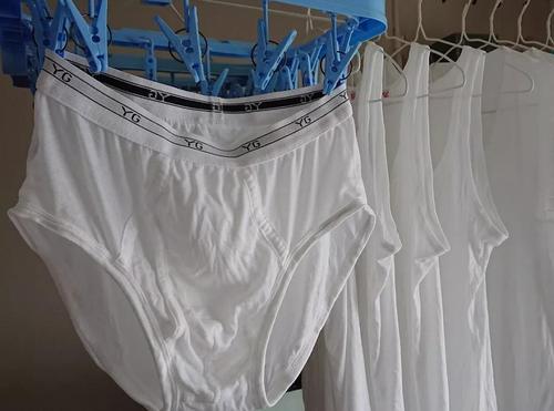 喜欢穿白内裤的男人