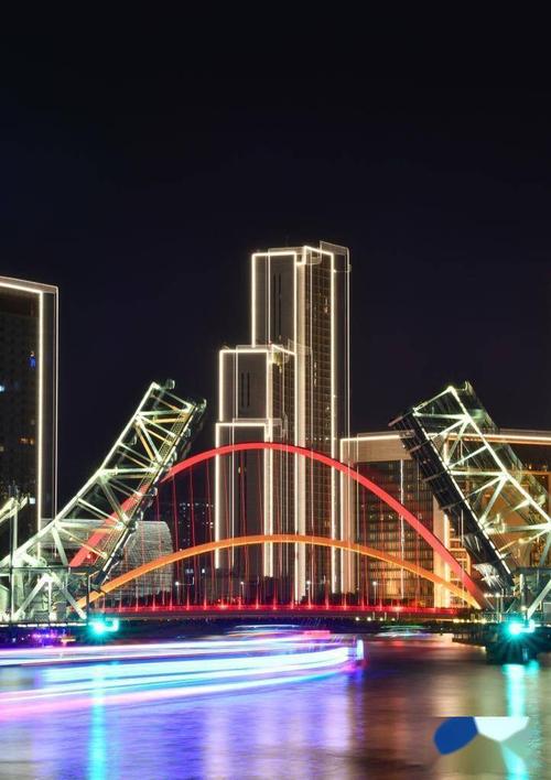 这是5月1日晚拍摄的天津解放桥开启夜景(长时间曝光照片).