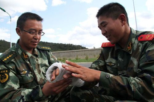 悉心照顾受伤战士.图片来源:人民武警报