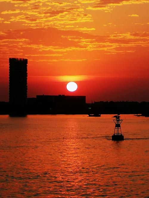 海日生残夜,江春入旧年.故岁今宵尽,新年明日来.--牛年春节小记